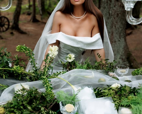 MENINIS VESTUVIŲ FOTOPROJEKTAS: ĮSPŪDINGAS DEKORAS MIŠKO GLŪDUMOJE
