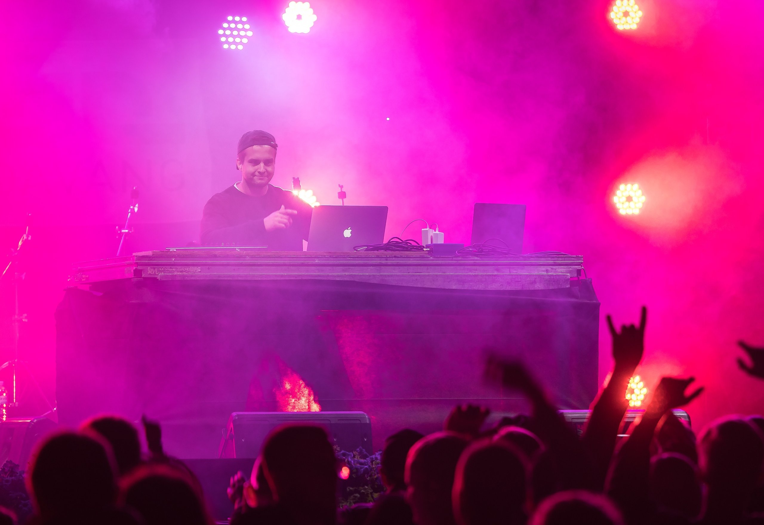 Vilniaus vestuvių DJ ir vedėjų paslaugų kainos: išsami Vestuves.lt rinkos analizė