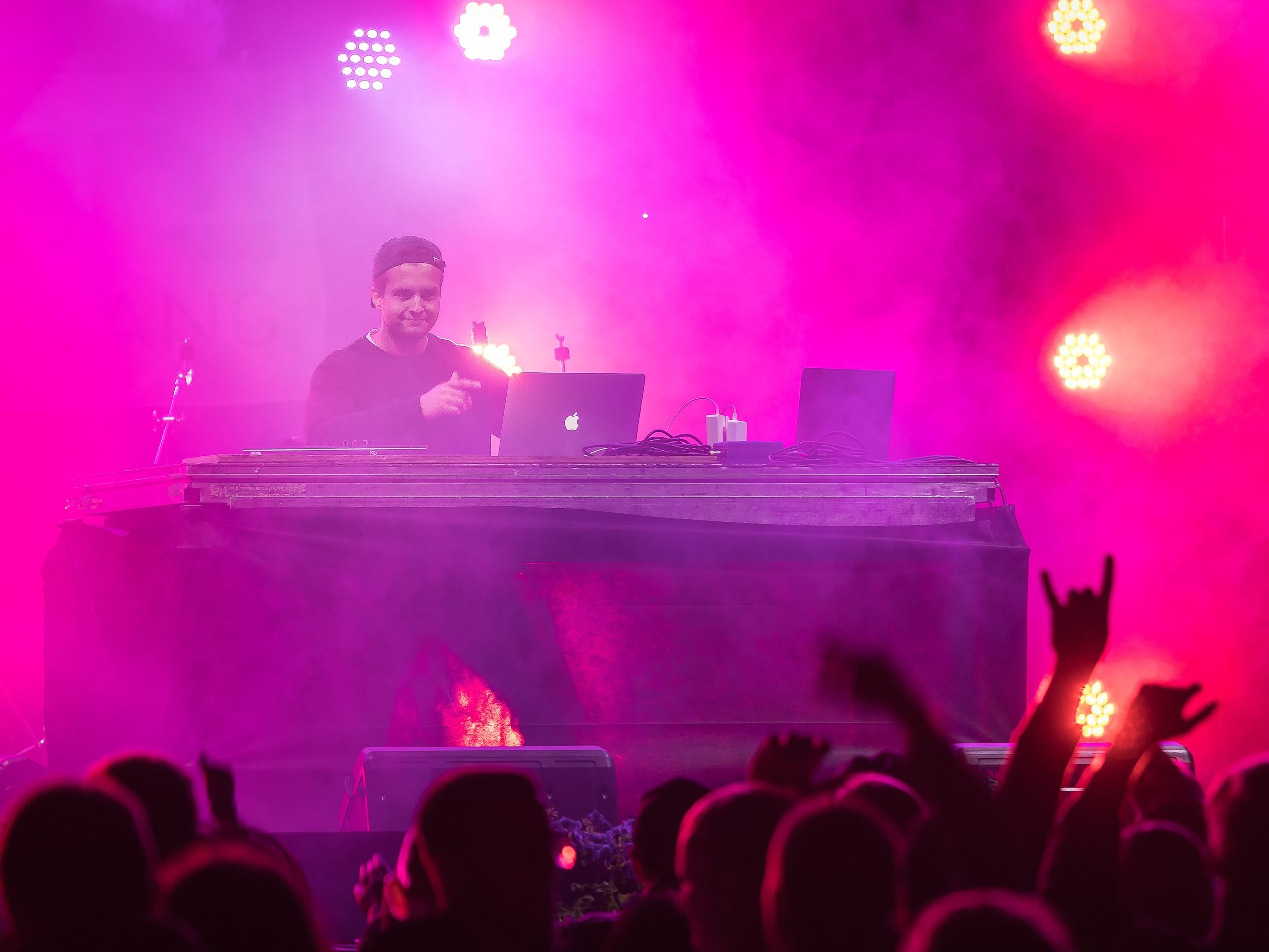 Vilniaus vestuvių DJ ir vedėjų paslaugų kainos: išsami Vestuves.lt rinkos analizė