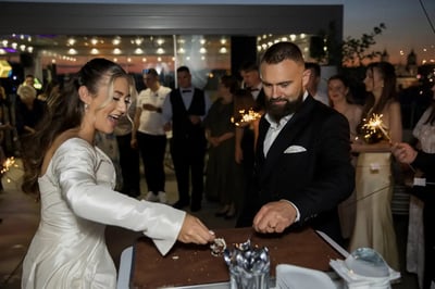 Jaunavedžiai su svečiais vestuvių vakaro šventėje po atviru dangumi