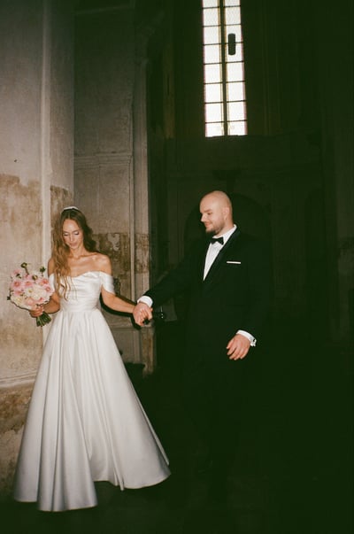 jaunieji-baznycioje-vestuviu-ceremonija.jpg