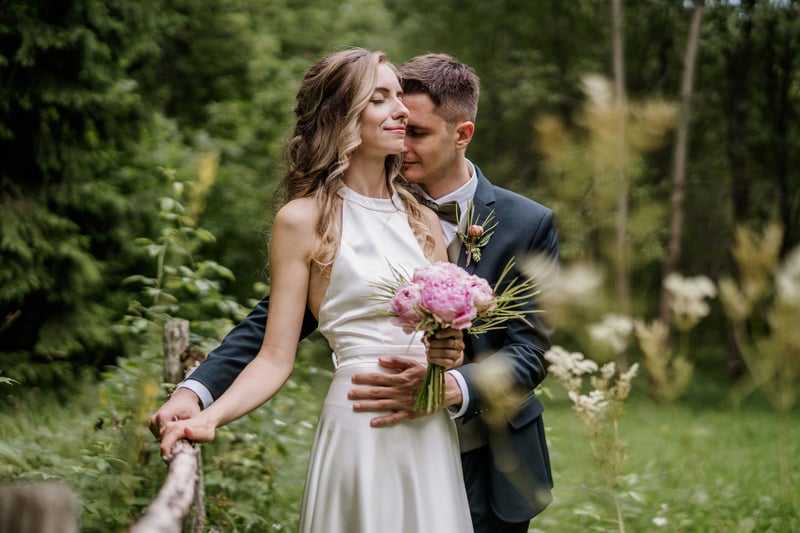 Balti rėmeliai vestuvių fotografija